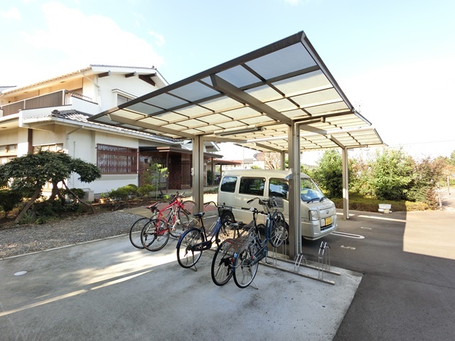 その他共有部分　雨の日でも安心して止められる屋根付の駐輪場です☆