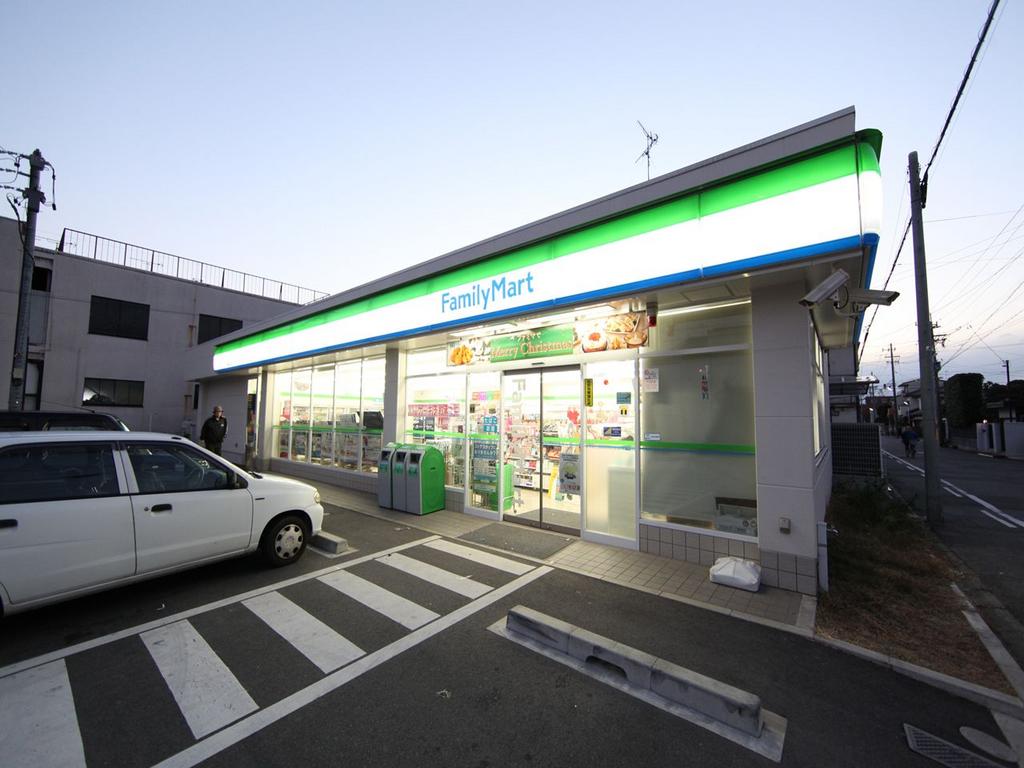 コンビニ　ファミリーマート 駒止町店 (コンビニ)（コンビニ）まで221m