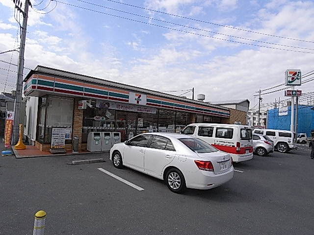 コンビニ　セブンイレブン（コンビニ）まで300m