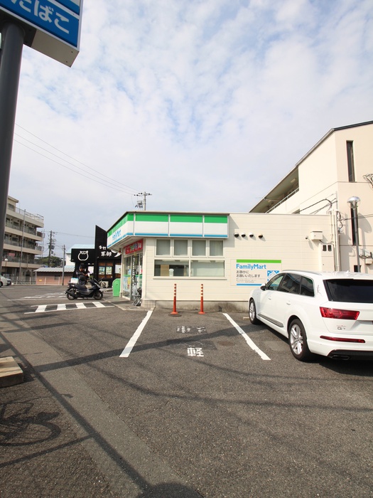 コンビニ　ファミリーマート（コンビニ）まで348m