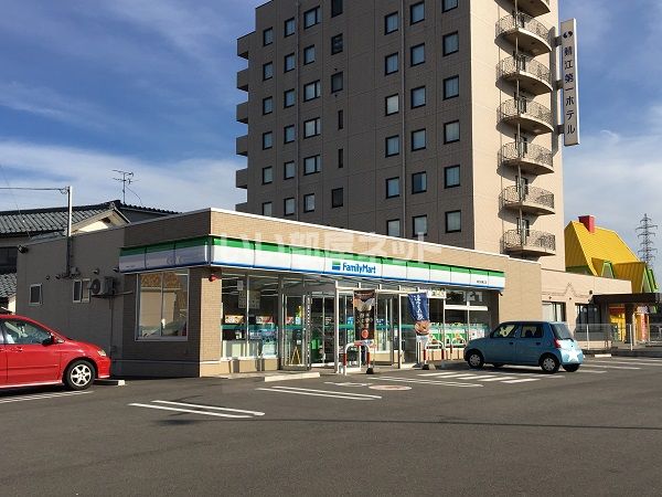 コンビニ　ファミリーマート 鯖江新横江店（コンビニ）まで558m