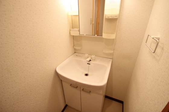 洗面設備　写真は別の部屋のものです。配置等、異なる場合があります。
