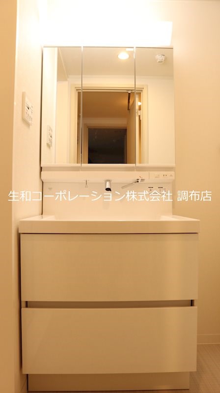 洗面設備　朝に便利な三面鏡付洗面台完備♪