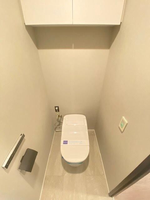 トイレ　落ち着いた色調のトイレです