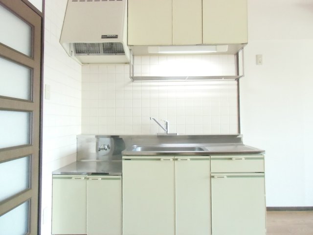 キッチン　※別部屋のお写真で、現況優先と致します。