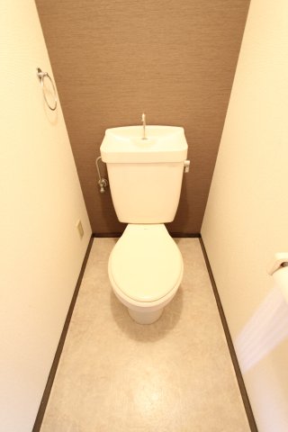 トイレ　※別部屋のお写真で、現況優先と致します。
