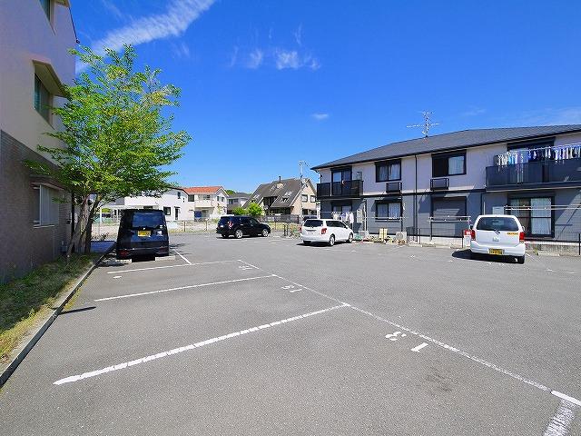 駐車場　車をお持ちの方に嬉しい駐車場付きの物件です