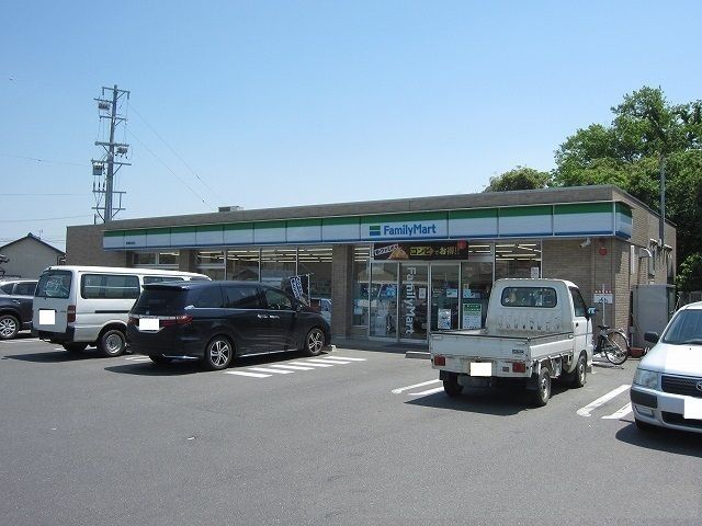 コンビニ　ファミリーマート（コンビニ）まで600m
