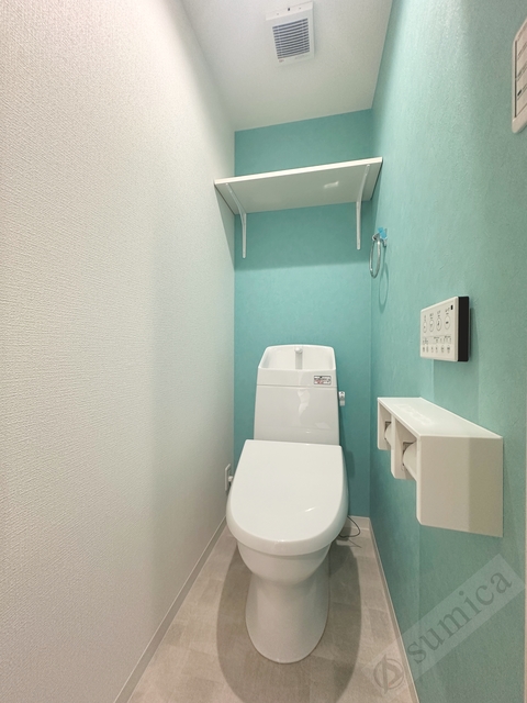トイレ　人気アイテムの温水洗浄便座。清潔感のあるトイレです。