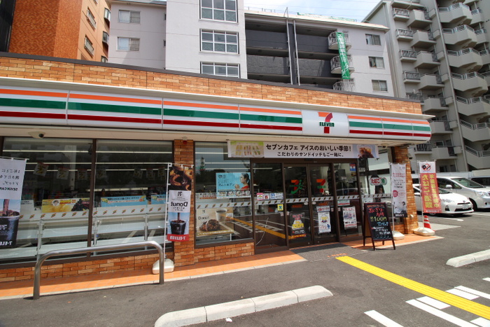 コンビニ　セブンイレブン（コンビニ）まで320m