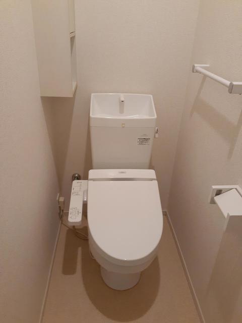 トイレ　嬉しい温水洗浄便座付きです♪