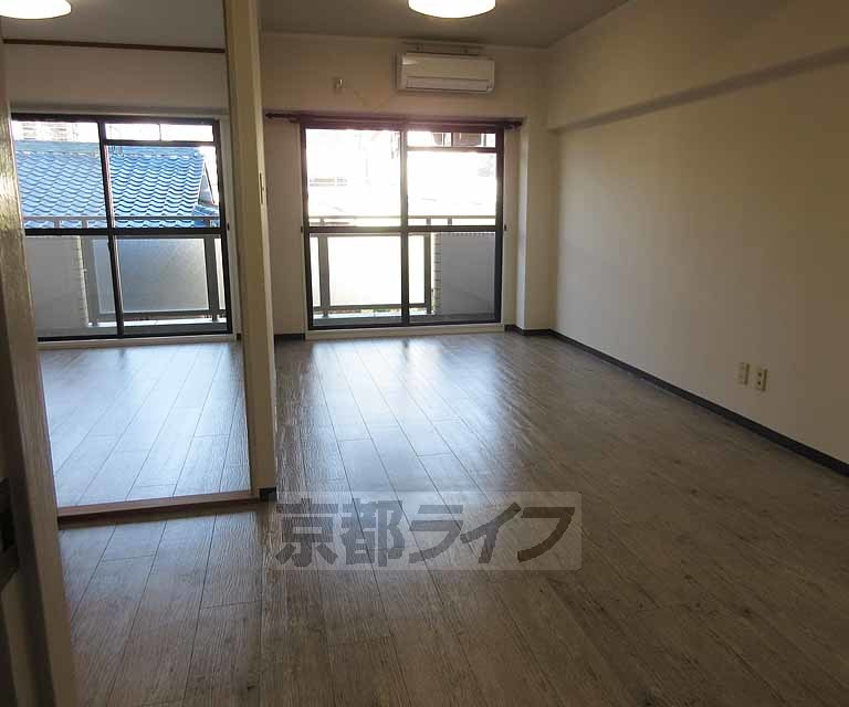 居室・リビング　広々としたお部屋で過ごしやすいです！