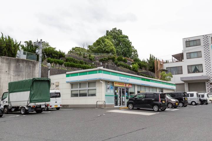 コンビニ　ファミリーマート（コンビニ）まで1315m