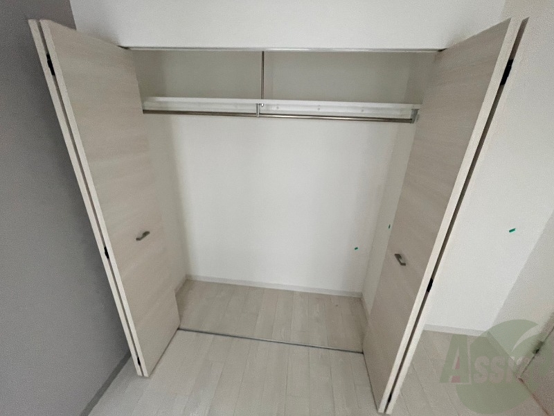 収納　クローゼットを開けてみました。奥行きがありますね。