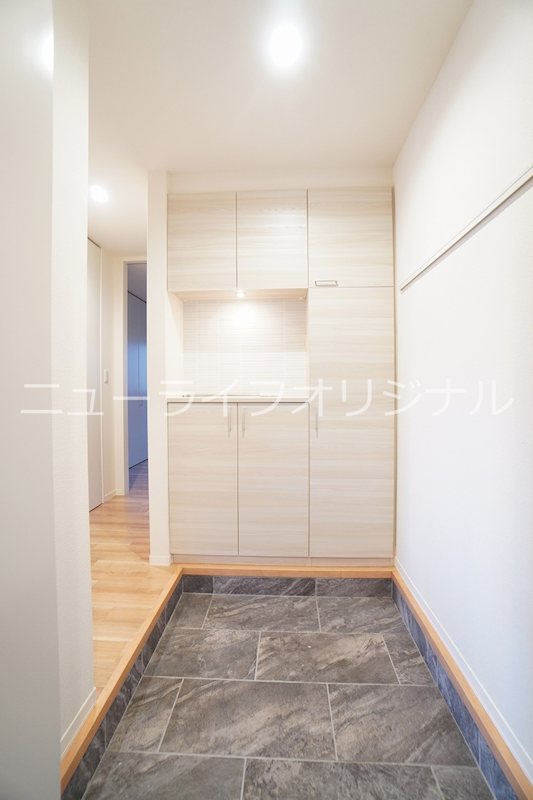玄関　上下に分かれた使い勝手の良いシューズボックス。