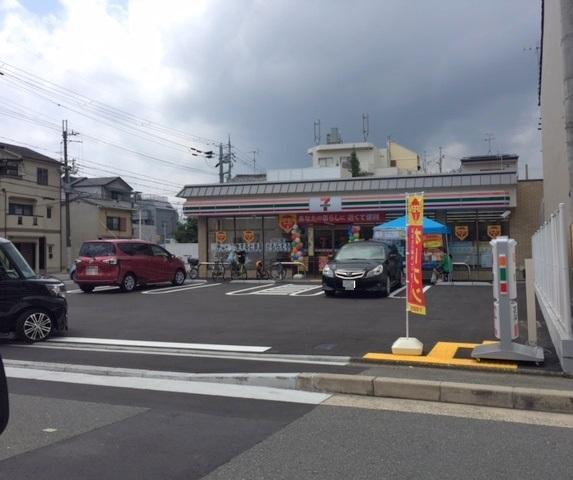 コンビニ　セブンイレブン春日六角店（コンビニ）まで290m