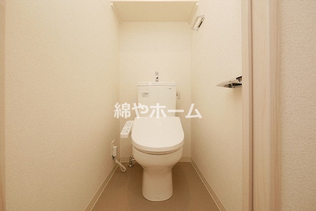 トイレ　落ち着いた色調のトイレです