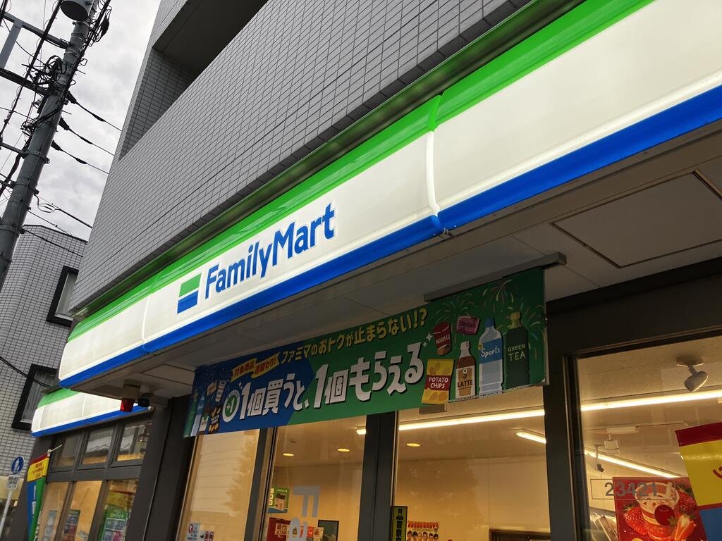 コンビニ　ファミリーマート江古田日芸前店（コンビニ）まで374m