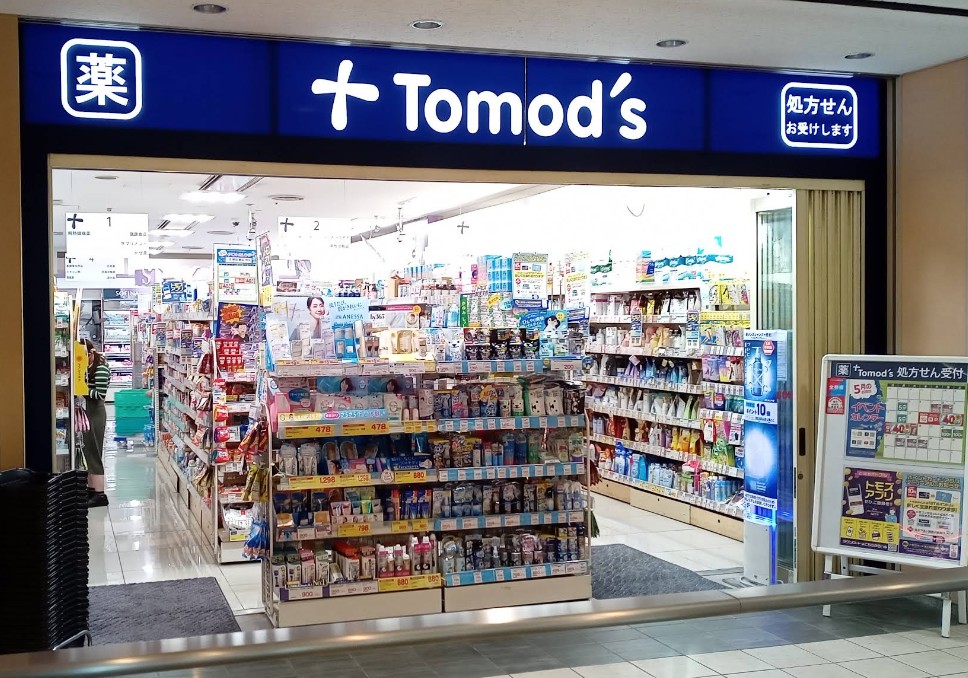 ドラックストア　トモズ品川インターシティ店（ドラッグストア）まで359m