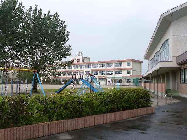 小学校　小牧市立　味岡小学校（小学校）まで900m