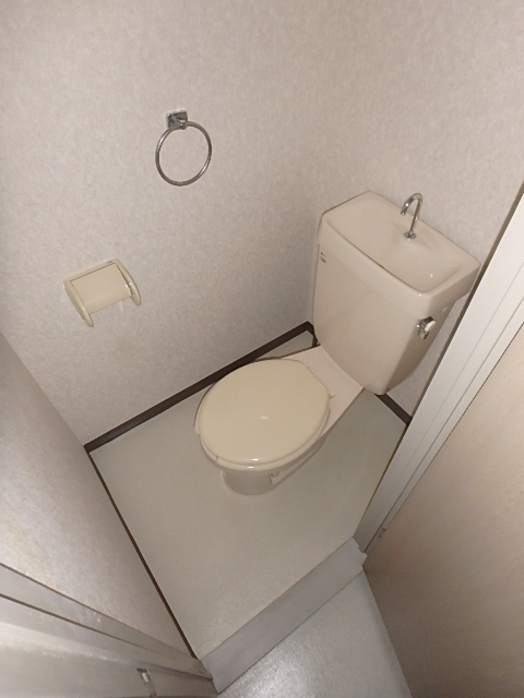 トイレ　落ち着く広さのトイレです。
