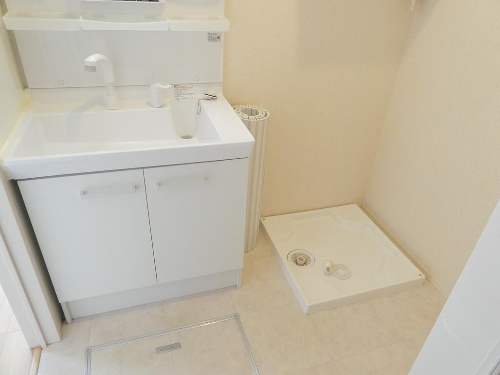 洗面設備　同物件102号室の写真です。
