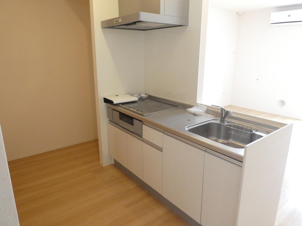 キッチン　同物件102号室の写真です。