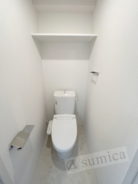 トイレ　人気アイテムの温水洗浄便座。清潔感のあるトイレです。