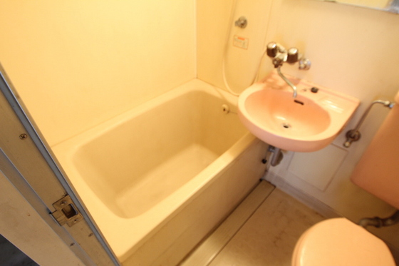 バス・シャワールーム　※別部屋の写真です