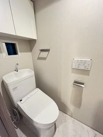 トイレ　落ち着いた色調のトイレです