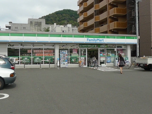 コンビニ　ファミリーマート本町三丁目店（コンビニ）まで274m