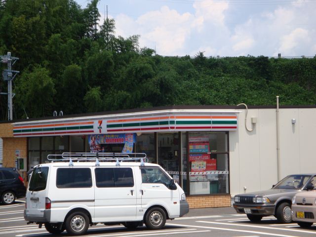 コンビニ　セブンイレブン（コンビニ）まで1200m