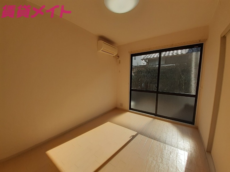 居室・リビング　同物件別部屋の写真です