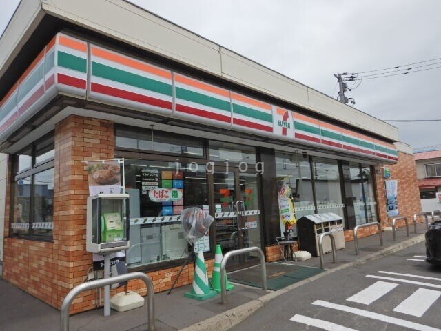 コンビニ　セブンイレブン旭川曙店（コンビニ）まで713m