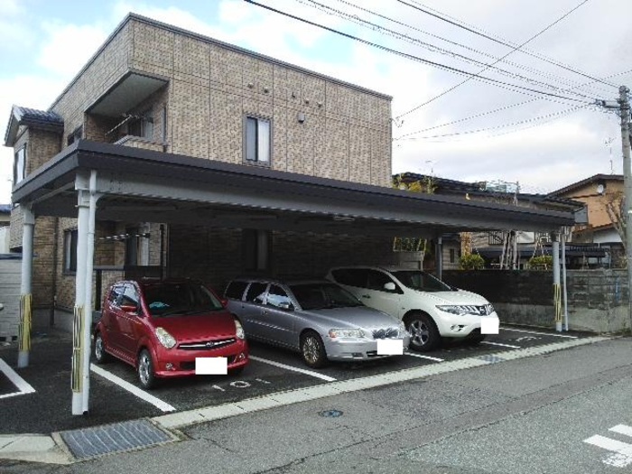駐車場　カーポート付き
