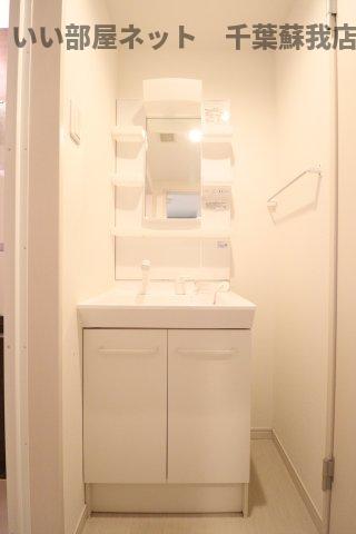洗面設備　明るい洗面所です