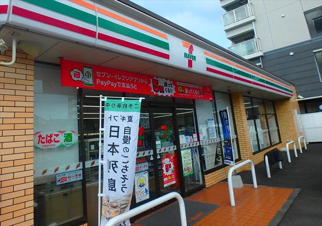 コンビニ　セブンイレブン（コンビニ）まで647m