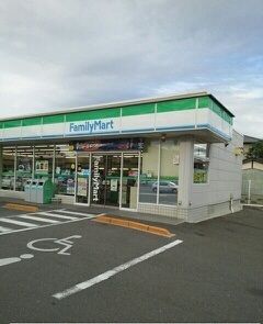 コンビニ　ファミリーマートさん（コンビニ）まで200m