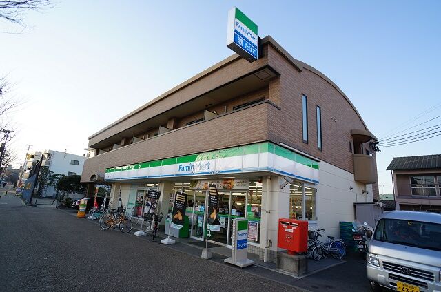 コンビニ　ファミリーマート原田二丁目店（コンビニ）まで664m