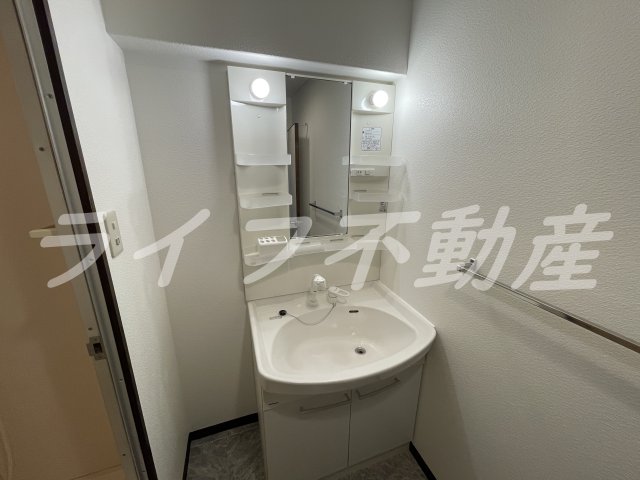 洗面設備　独立洗面化粧台が付いています
