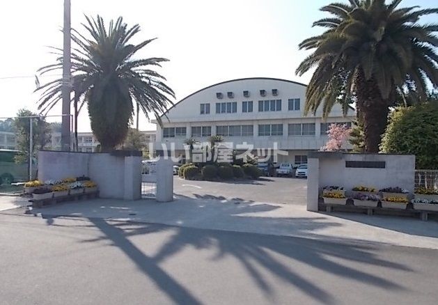 中学校　今治市立西中学校（中学校）まで476m
