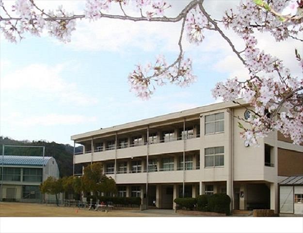 小学校　玉野市立荘内小学校（小学校）まで1200m
