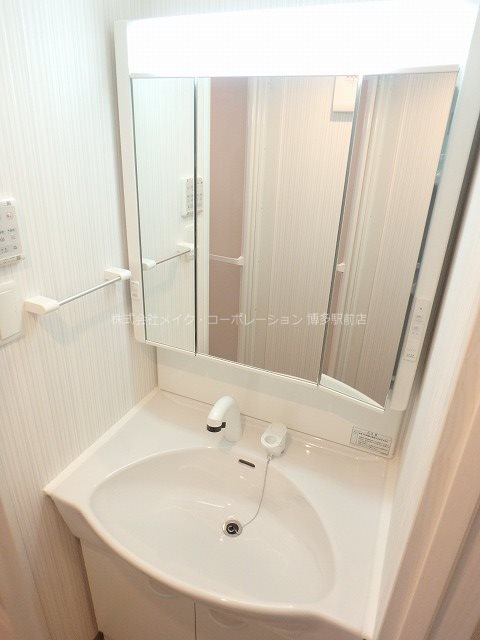 洗面設備　同物件、別部屋の写真です。
