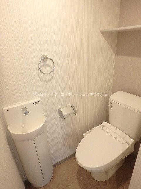 トイレ　同物件、別部屋の写真です。