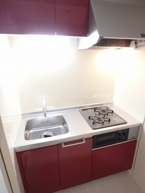 キッチン　同物件、別部屋の写真です。