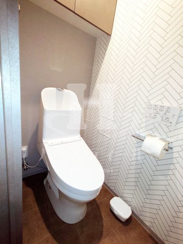 トイレ　落ち着いた色調のトイレです