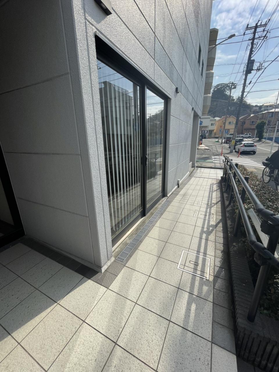 建物外観　建物入口スロープ
