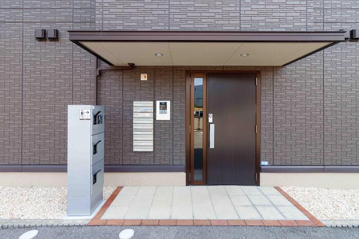 エントランス　宅配ボックス設置済み！