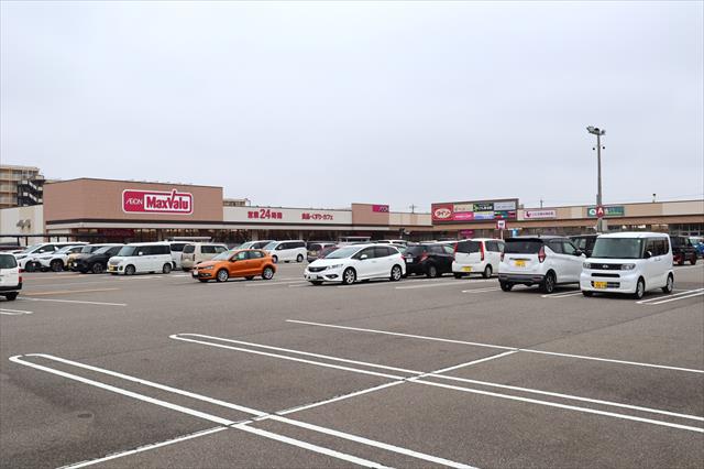 スーパー　マックスバリュ野々市店（スーパー）まで608m