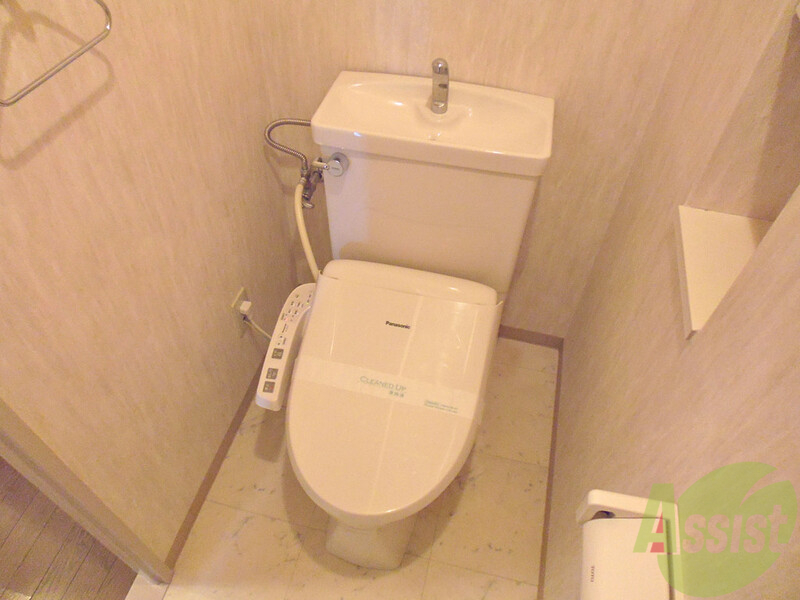 トイレ　白の大理石調のクッションフロアーが爽やかなトイレに・・